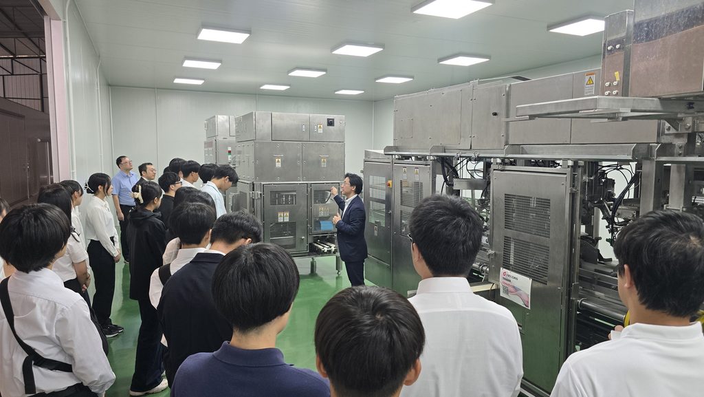 KOSEN students learning about Mayekawa technology